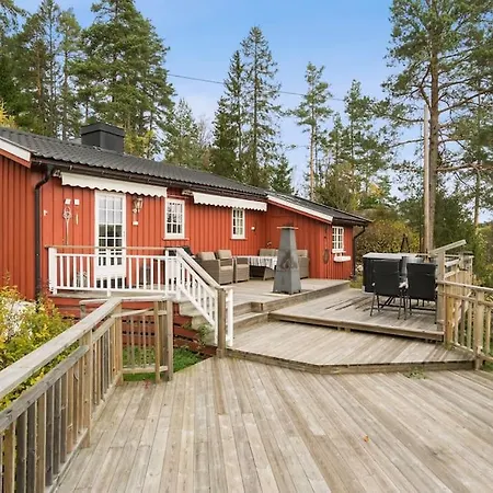 Familievennlig Hytte Ved Populaert Badevann!