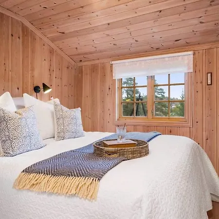 Holiday home Familievennlig Hytte Ved Populaert Badevann!