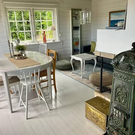 Familievennlig Hytte Ved Populaert Badevann! Holiday home *